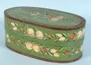 Boîte en bois – peinte à la main, motifs floraux avec devise sur fond vert, ovale, 17 x 42 x 25 cm, 19e s.