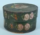 Wooden box – hand-painted, floral motifs with motto on green ground, round, H= 17 cm, D= 34.5 cm, 1st half 19th c., bottom loose