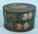 Boîte en bois – peinte à la main, motifs floraux avec devise sur fond vert, ronde, H= 17 cm, D= 34,5 cm, 1re moitié 19e s., fond détaché