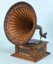 Gramofon s trychtýřem – dřevěné tělo s kovovými reliéfy, zdobený kovový trychtýř, cca 72 x 51 x 59 cm, kolem 1900