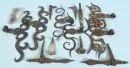 Paumelles, 3 paires – fer forgé (corrodé), formes courbes, H= 36-39 cm, avec 7 supports, 17e/18e s. ;