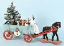 Calèche de Noël – bois, polychrome, cheval en tissu sur roues, avec poupée ange, plusieurs figurines en bois et sapin de Noël, L= 59 cm