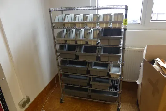 Étagère de transport avec caisses