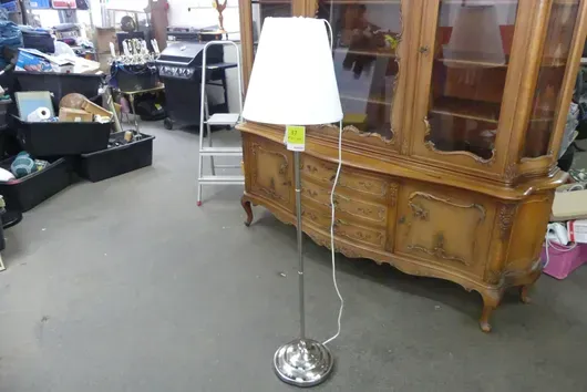 Lampa podłogowa