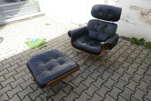 Lounge chair s podnožkou