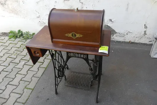 Singer Nähmaschine mit Tisch