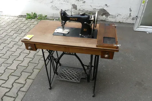 Machine à coudre Pfaff avec table
