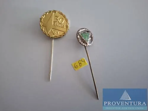 Speldjes VJH 1x 30 jaar 1x gouden speldje