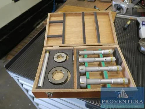MITUTOYO 3-point internal micrometer set in wooden case