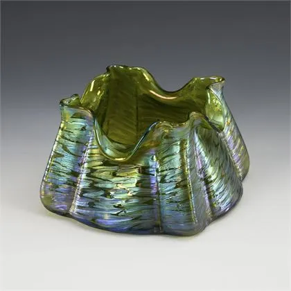 Gerippte Jugendstil-Vase mit Silbergelbkröseln. Kralik