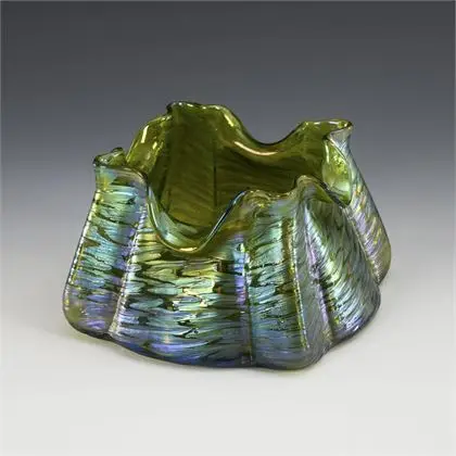 Gerippte Jugendstil-Vase mit Silbergelbkröseln. Kralik
