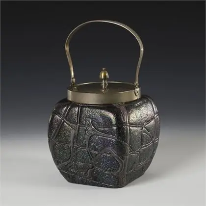 Jugendstil-Gebäckdose mit Metallmontierung. Elisabeth