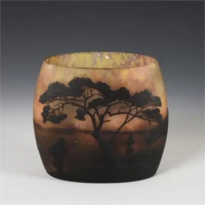 Vase mit Landschaftsdekor. Daum