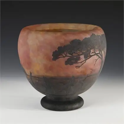 Jugendstil-Vase mit Landschaftsdekor. Daum