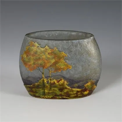Miniaturvase mit Landschaftsdekor. Daum