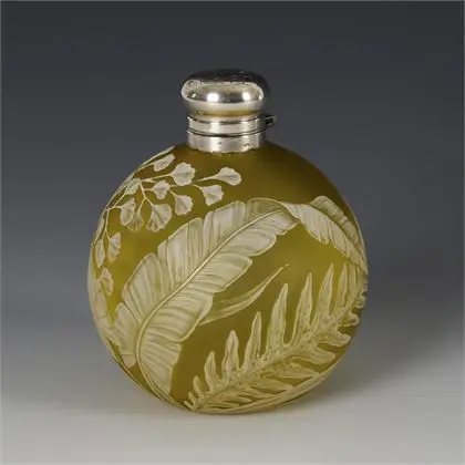Flacon met floraal decor. Thomas Webb (toegeschreven)