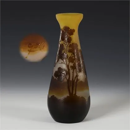 Vase mit Landschaftsdekor. Gallé