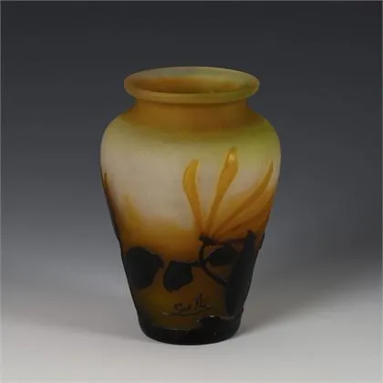 Jugendstil-Vase mit Geißblattdekor. Gallé