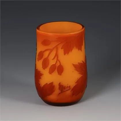Jugendstil vaas met lijsterbessendecor. Beckmann & Weis