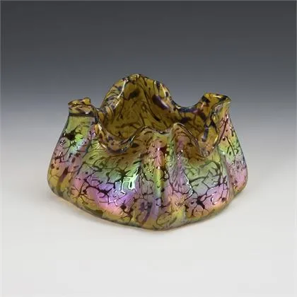 Jugendstil-Vase mit Kröseln und Stäbchensplittern. Kralik