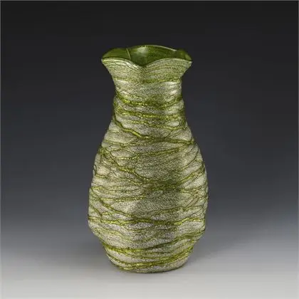 Jugendstil vaas met mica- en draaddecoratie. Kralik