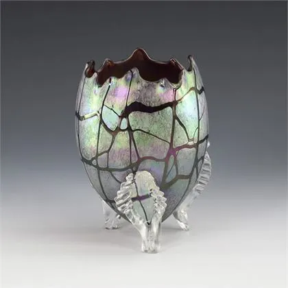 Jugendstil-Eivase mit applizierten Füßen. Kralik