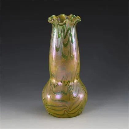 Jugendstil-Vase mit grünen Bändern auf Silbergelbpulver. Kralik