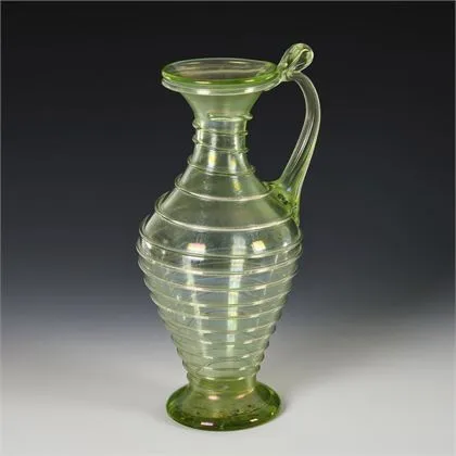 Antikisierende Henkelflasche. Lötz