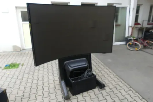 Curved presentation or projection wall on mobile stand