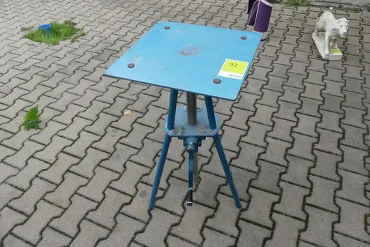 Table de travail avec réglage par manivelle
