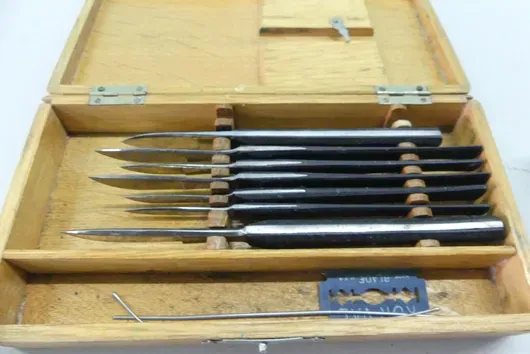 2x vintage knife set