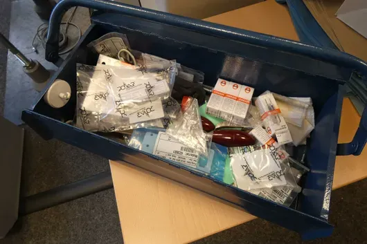 Boîte à outils avec accessoires/contenu