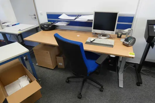 Ensemble de poste de travail avec bureau à hauteur réglable électriquement