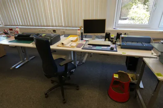 Ensemble de poste de travail avec bureau à hauteur réglable électriquement