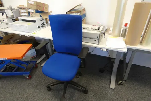 Ensemble de poste de travail avec bureau à hauteur réglable électriquement