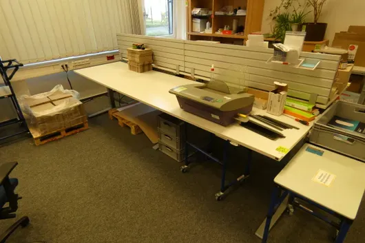 Electrically height-adjustable desk, without back panel, without contents