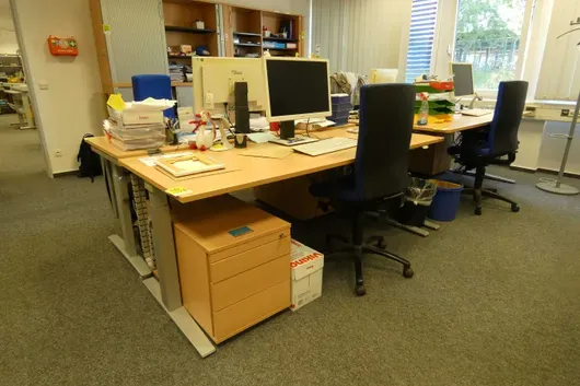 Arbeitsplatzset mit elektronisch höhenverstellbarem Schreibtisch