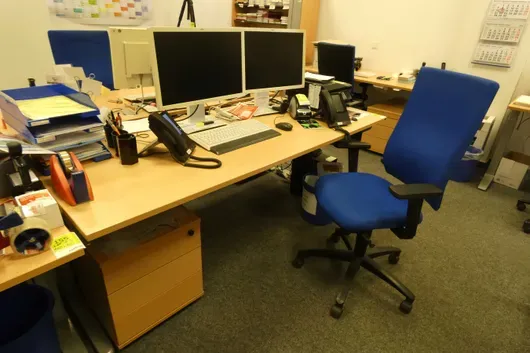 Arbeitsplatzset mit elektronisch höhenverstellbarem Schreibtisch