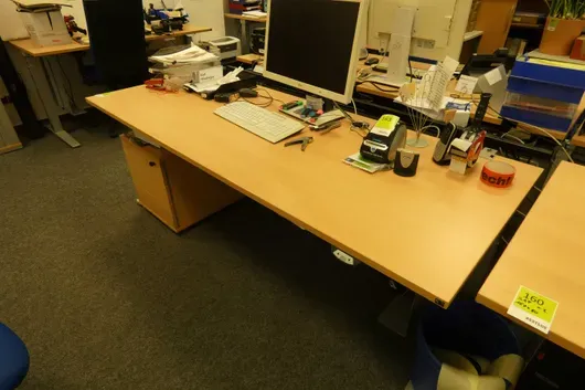 Arbeitsplatzset mit elektronisch höhenverstellbarem Schreibtisch