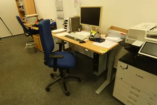 Arbeitsplatzset mit elektronisch höhenverstellbarem Schreibtisch