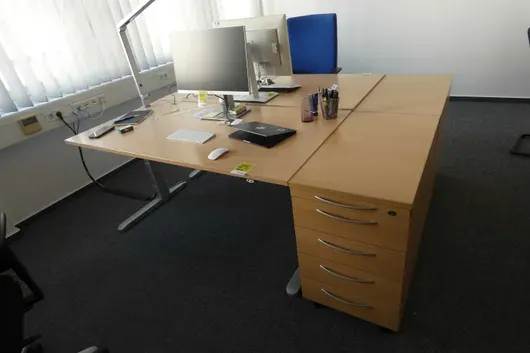 Arbeitsplatzset mit elektronisch höhenverstellbarem Schreibtisch