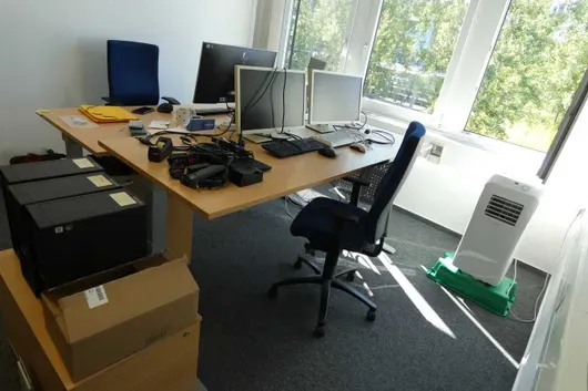 Arbeitsplatzset mit elektronisch höhenverstellbarem Schreibtisch