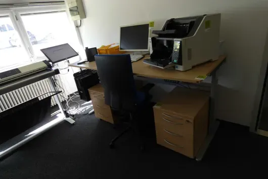 Arbeitsplatzset mit elektronisch höhenverstellbarem Schreibtisch