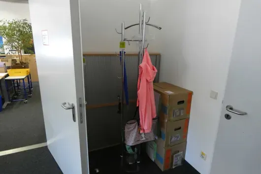 2x Věšáky na oblečení, bez obsahu