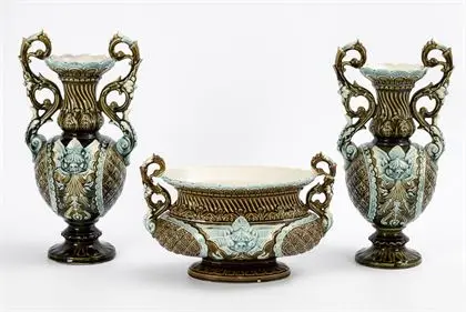 Historicistische jardinière en 2 vazen. Gustave de Bruyn, Faienceries Artistiques de Fives-Lille