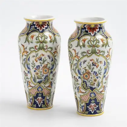 Paar faience vazen met chinoiserieën