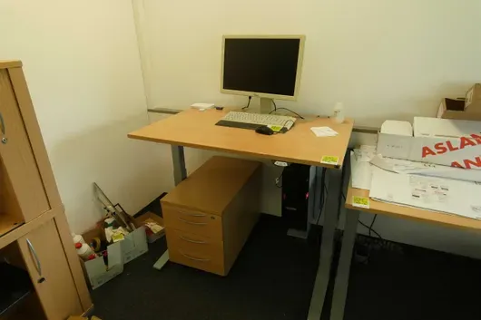 Bureau à hauteur réglable électrique + chaise de bureau