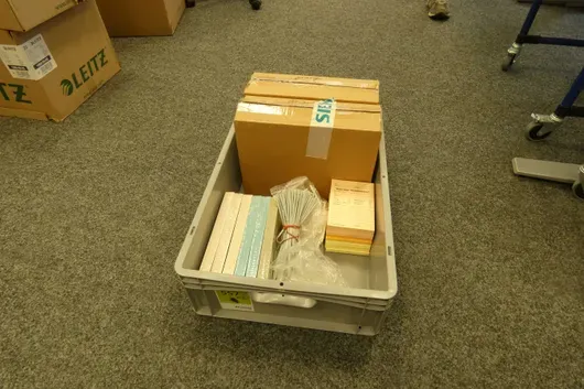 Caisse avec articles de bureau