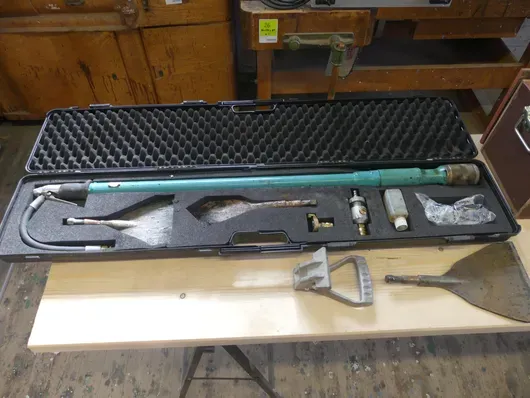 Pneumatic peeling and demolition tool