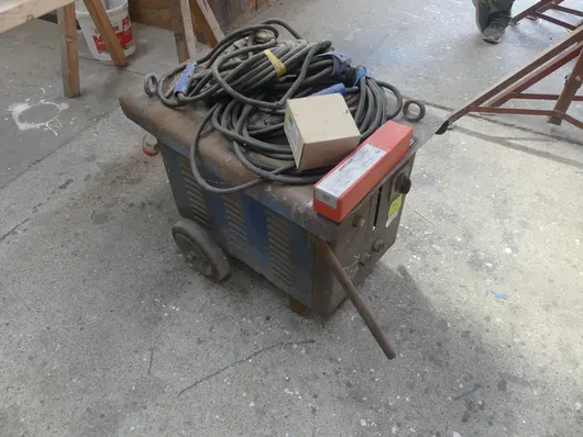 Poste à souder à électrodes avec accessoires